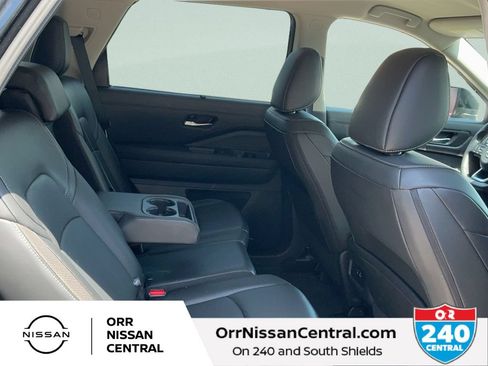 Used 2025 Nissan Pathfinder SL FWD image 12
