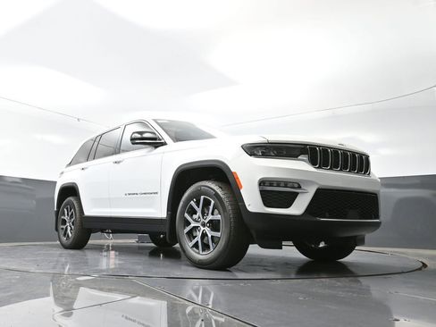 New 2025 Jeep Grand Cherokee Limited w/ Luxury Tech Group II image 36