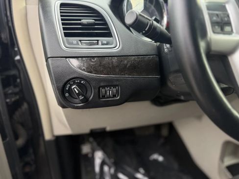 Used 2015 Chrysler Town & Country Touring FWD image 24