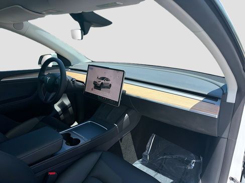 Used 2025 Tesla Model Y Long Range AWD/4WD image 15