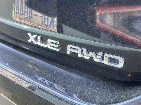 Used 2024 Toyota Highlander XLE AWD/4WD image 9