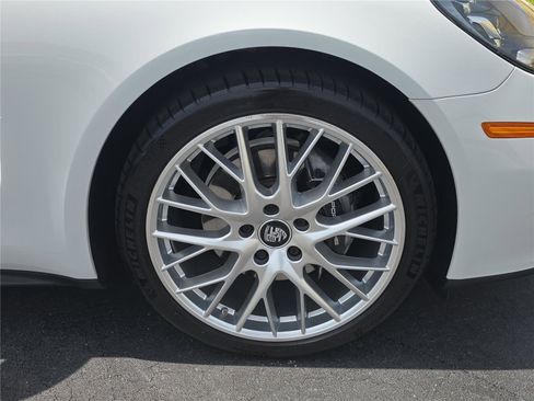 Used 2022 Porsche Panamera RWD image 7