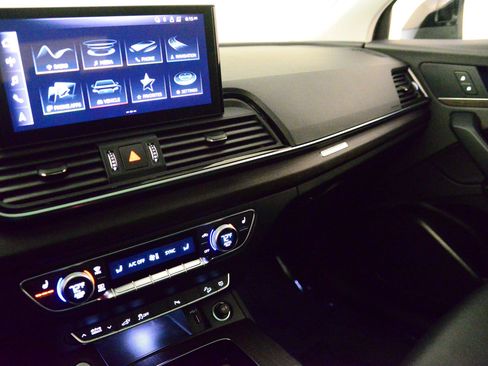 Used 2023 Audi Q5 e Premium w/ Convenience Package image 33