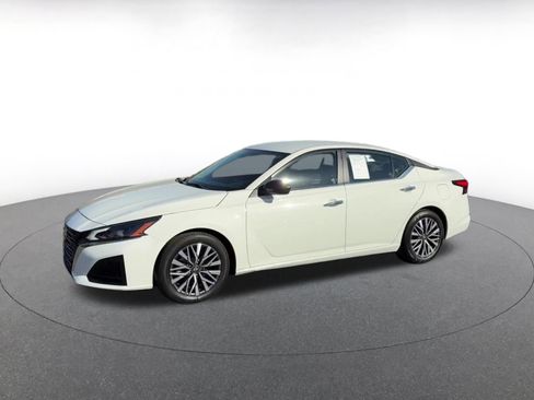 Used 2025 Nissan Altima 2.5 SV image 8