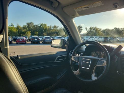Used 2020 GMC Yukon Denali w/ Denali Premium Package image 7