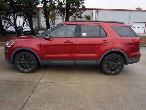 Used 2018 Ford Explorer XLT w/ Equipment Group 202A FWD image 21