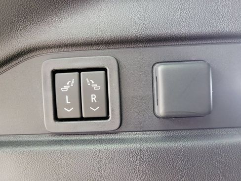 Used 2023 Cadillac Lyriq AWD image 8