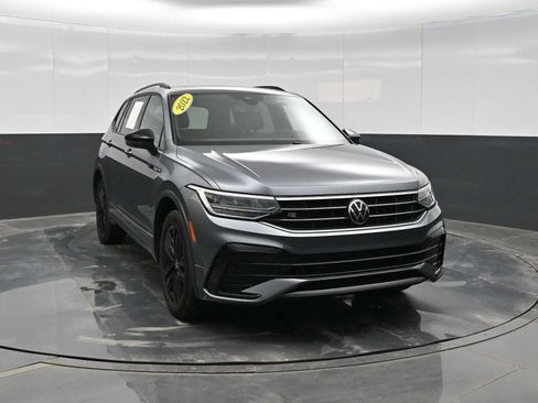 Used 2022 Volkswagen Tiguan SE R-Line image 2