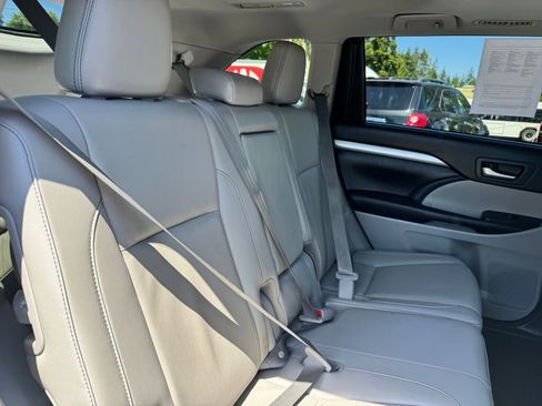 Used 2019 Toyota Highlander XLE AWD/4WD image 8