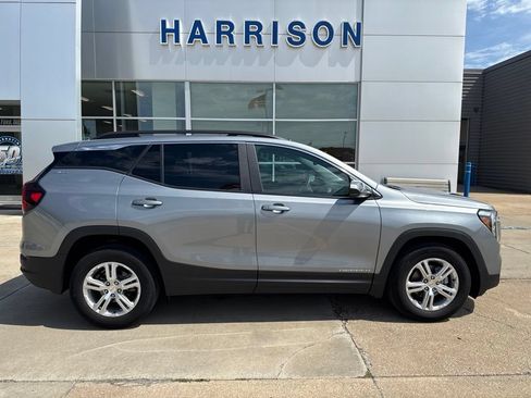 Used 2024 GMC Terrain SLE w/ Driver Convenience Package FWD image 4