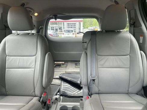 Used 2018 Toyota Sienna XLE w/ Carpet Mat Package FWD image 29