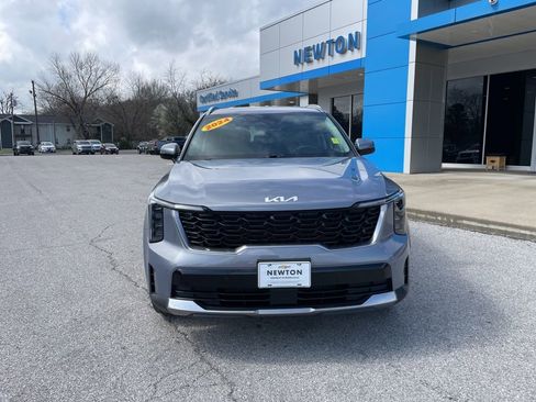 Used 2024 Kia Sorento S image 2