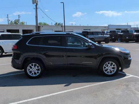 Used 2016 Jeep Cherokee Latitude FWD image 9