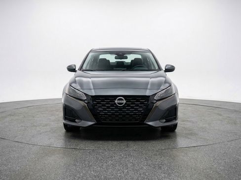 Used 2025 Nissan Altima 2.5 SV image 2