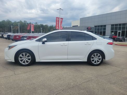 Used 2022 Toyota Corolla LE FWD image 2