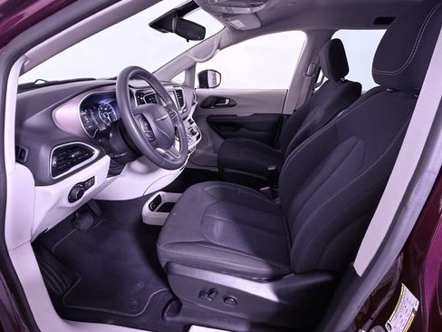 Used 2023 Chrysler Voyager LX FWD image 8