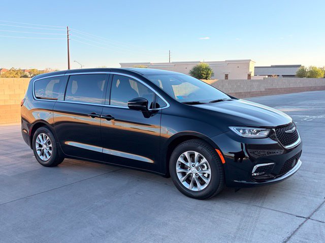 Used 2026 Chrysler Pacifica Limited FWD image 5