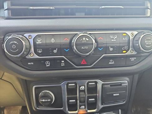 Used 2025 Jeep Gladiator Mojave w/ Convenience Group image 18