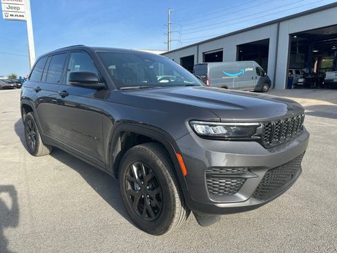 Used 2025 Jeep Grand Cherokee Altitude RWD image 3