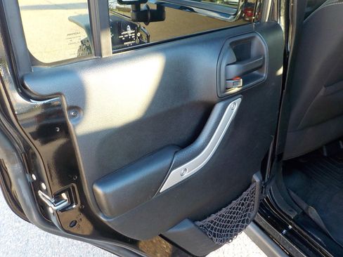 Used 2016 Jeep Wrangler Unlimited Rubicon w/ Connectivity Group image 10