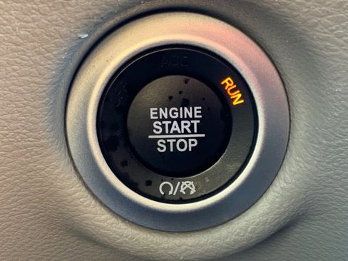 Used 2023 Chrysler Pacifica Touring-L image 35