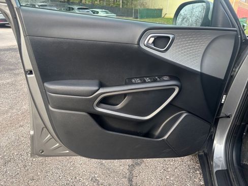Used 2025 Kia Soul LX w/ LX Technology Package image 18