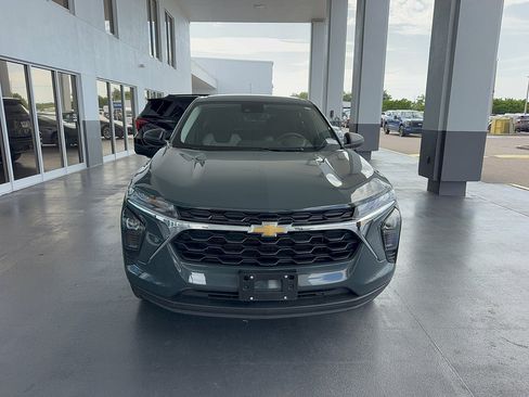 Used 2025 Chevrolet Trax LS FWD image 3