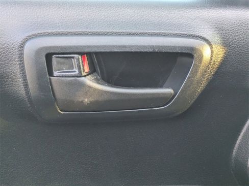 Used 2017 Toyota Tacoma TRD Sport image 11