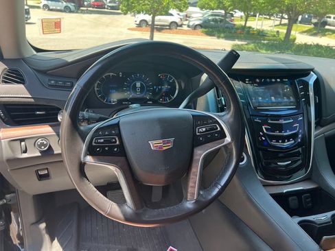 Used 2018 Cadillac Escalade Premium Luxury AWD/4WD image 11