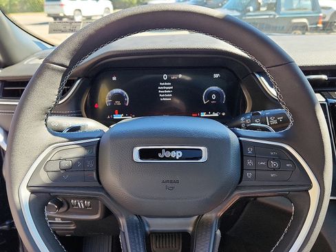 New 2025 Jeep Grand Cherokee Altitude image 14