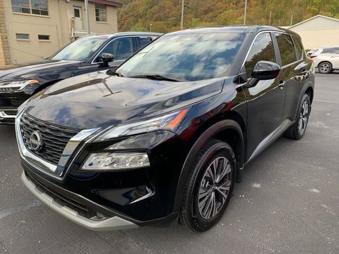 Used 2023 Nissan Rogue SV image 2