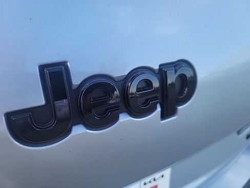 Used 2025 Jeep Grand Cherokee L Limited w/ Luxury Tech Group II RWD image 10
