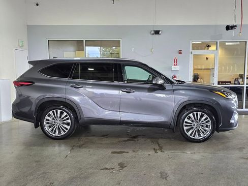 Used 2024 Toyota Highlander Platinum AWD/4WD image 4