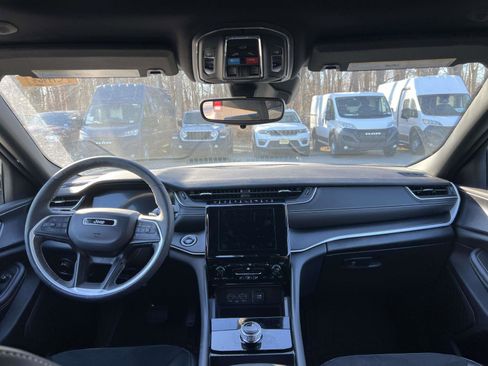 Used 2024 Jeep Grand Cherokee Altitude image 10