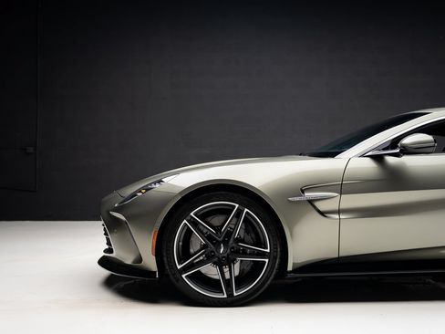Used 2025 Aston Martin V8 Vantage Coupe RWD image 18