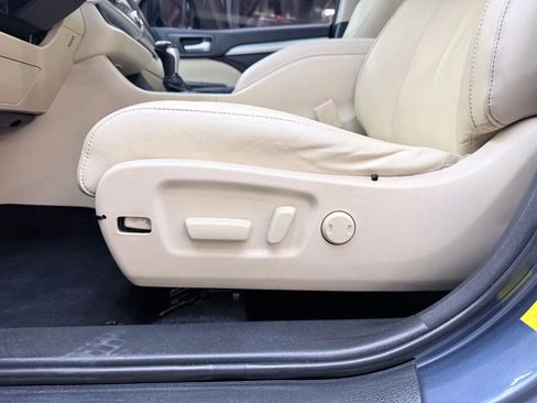 Used 2014 Toyota Highlander XLE image 13