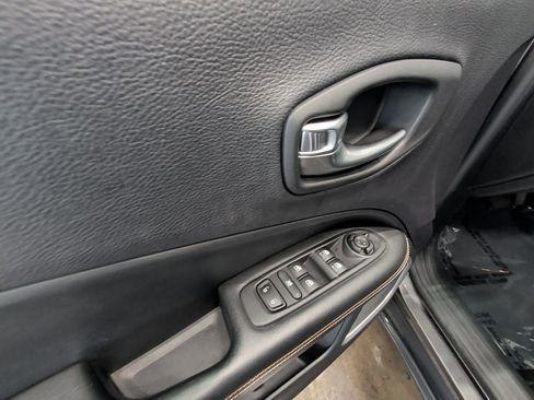 Used 2018 Jeep Compass Latitude image 12