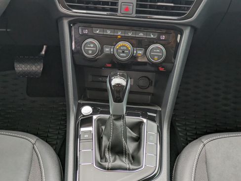 Certified 2024 Volkswagen Taos SE FWD image 19