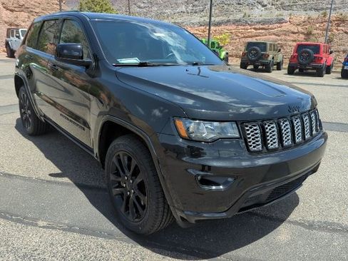 Used 2021 Jeep Grand Cherokee Laredo X AWD/4WD image 4