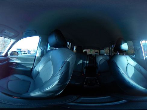 Used 2025 Toyota Grand Highlander XLE image 42