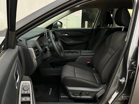 Used 2025 Nissan Rogue SV image 10