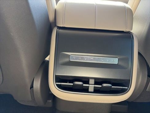 Used 2025 Lincoln Nautilus Premier image 22