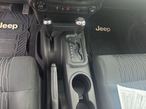 Used 2011 Jeep Wrangler Unlimited Rubicon w/ Connectivity Group AWD/4WD image 30