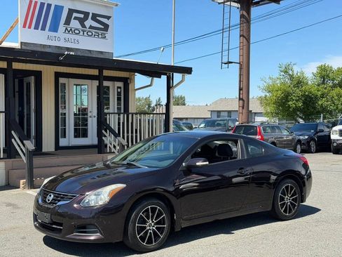 Used 2010 Nissan Altima 2.5 S w/ Premium Pkg FWD image 2