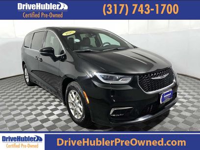 Used 2025 Chrysler Pacifica Select