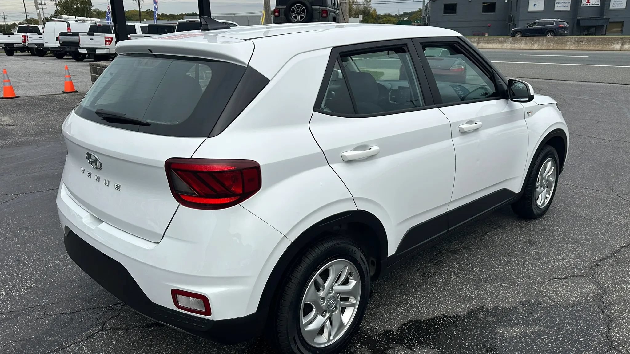 Used 2021 Hyundai Venue SE FWD image 6