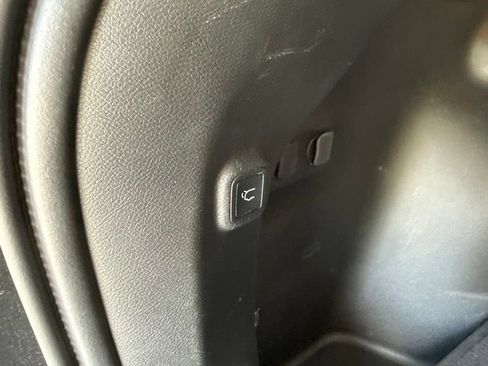 Used 2019 Jeep Cherokee High Altitude AWD/4WD image 10