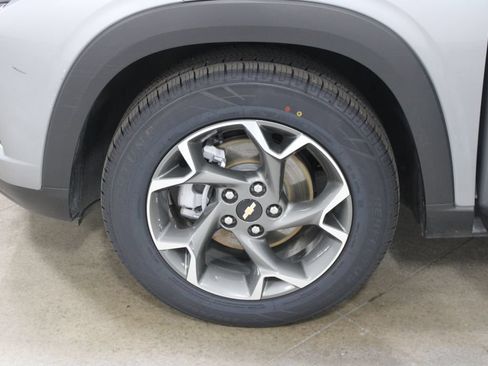 Used 2025 Chevrolet Trax LT FWD image 44