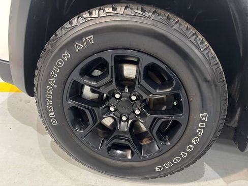 Used 2022 Jeep Cherokee Latitude w/ Sun & Sound Group image 40