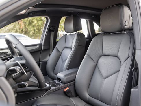 Certified 2026 Porsche Macan AWD/4WD image 5